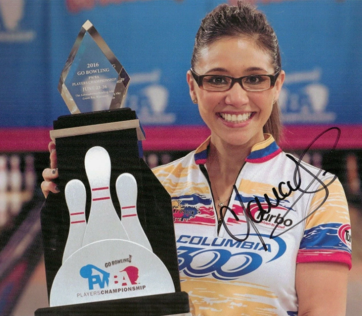 Clara Guerrero holding the PWBA Players Championship trophy